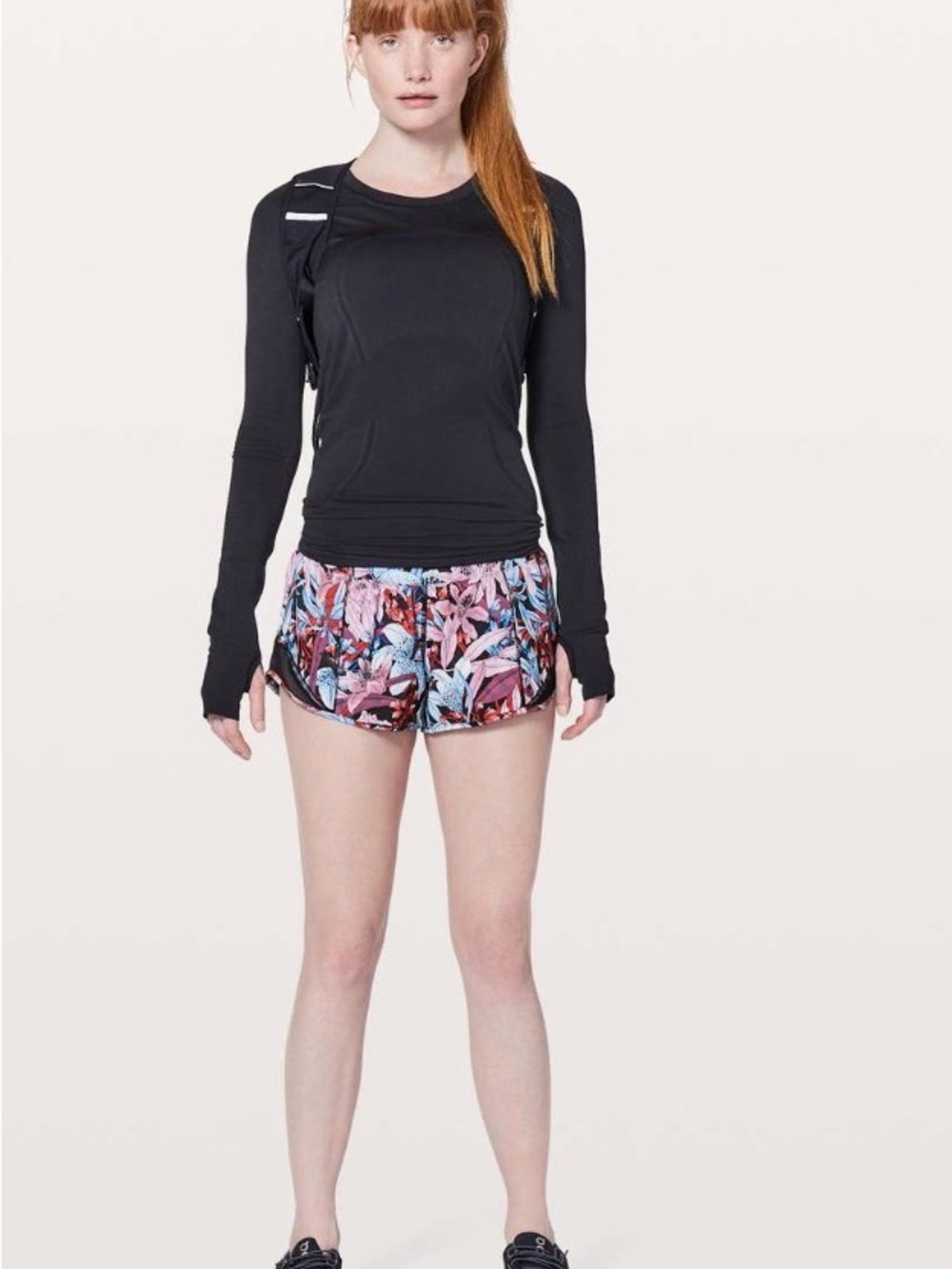 lululemon athletica Hotty Hot II Shorts - Lush Lilies Print. Size 4